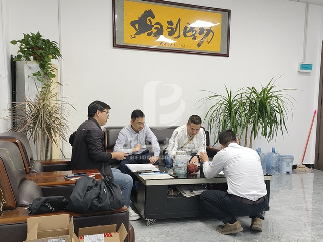 客戶前來(lái)探秘北斗機(jī)械電池炭化設(shè)備變廢為寶的故事