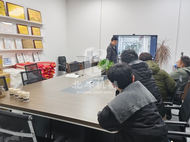 以技會(huì)友,聚力前行:客戶蒞臨我廠考察炭化設(shè)備